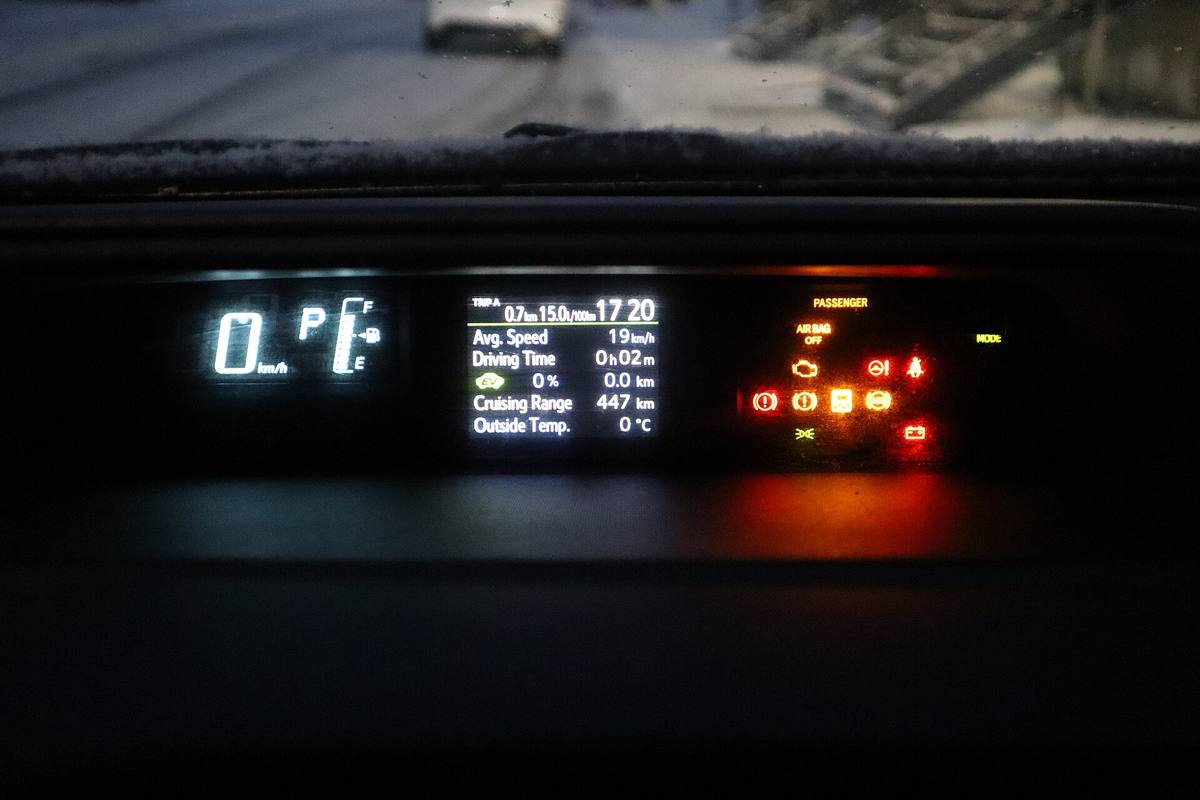 Rozsvícené kontrolky na přístrojovém štítu automobilu