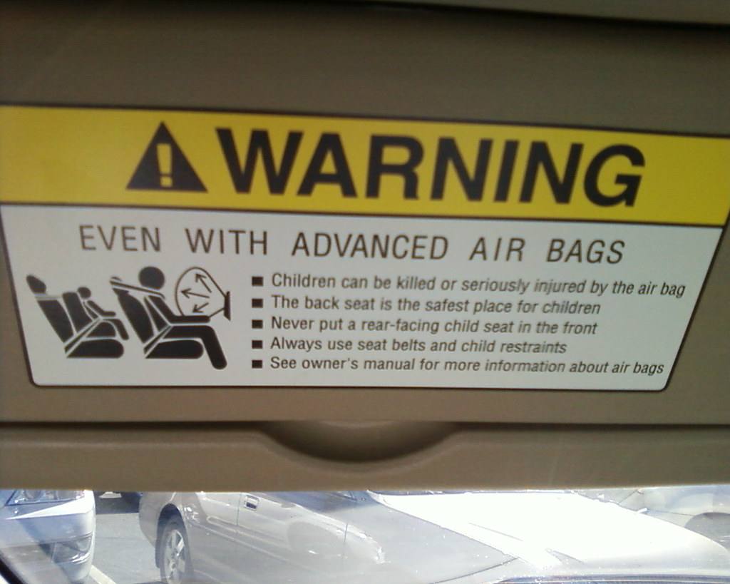 Výstražný štítek airbagu na sluneční cloně automobilu