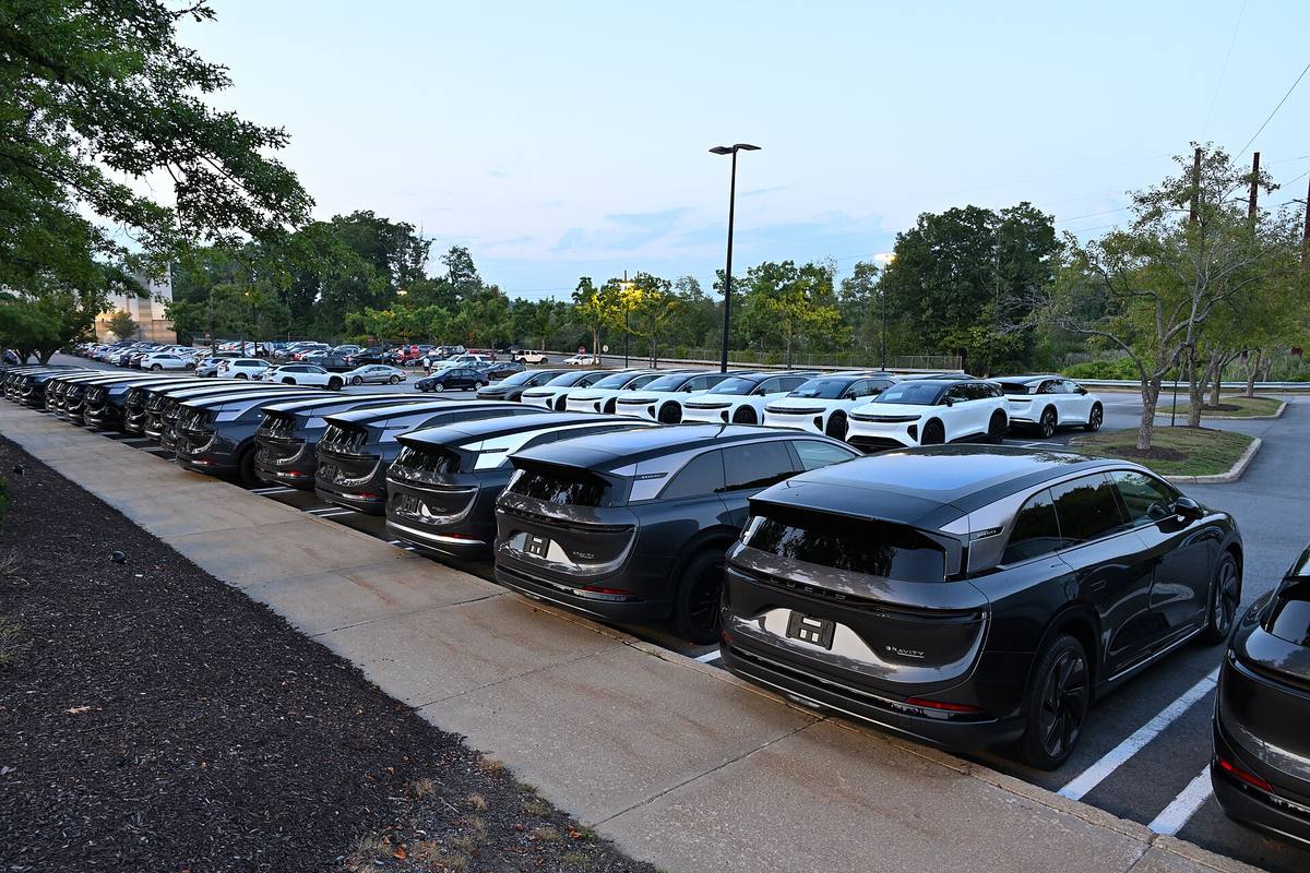Řada zaparkovaných automobilů na parkovišti