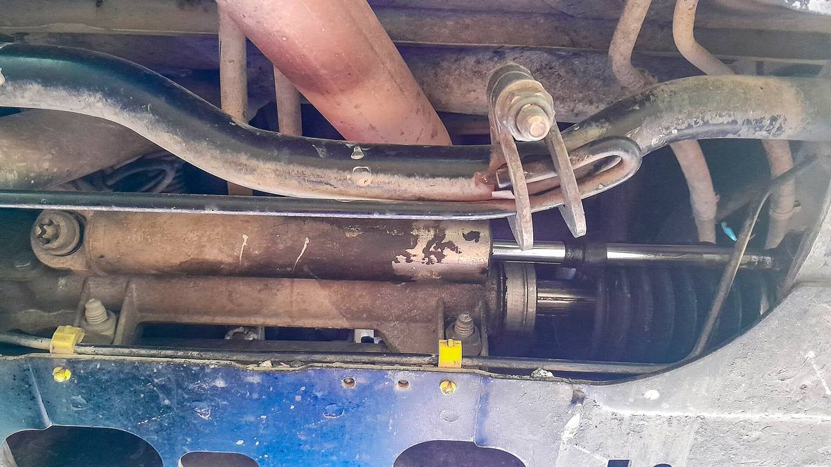 Hydraulický válec a vedení posilovače řízení pod Citroënem C15