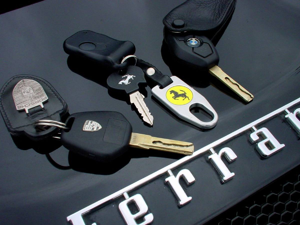 Klíče od automobilu položené na stole