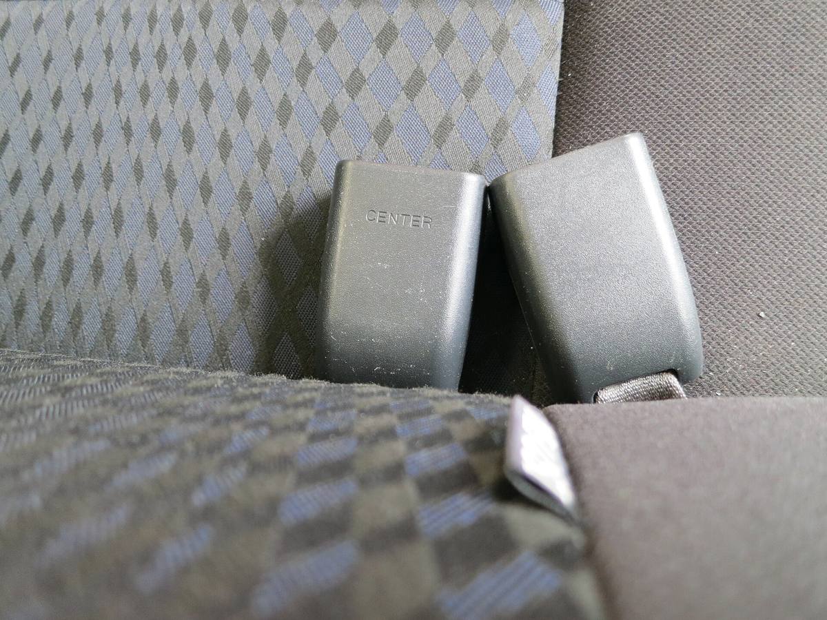 Spony bezpečnostních pásů na zadním sedadle automobilu