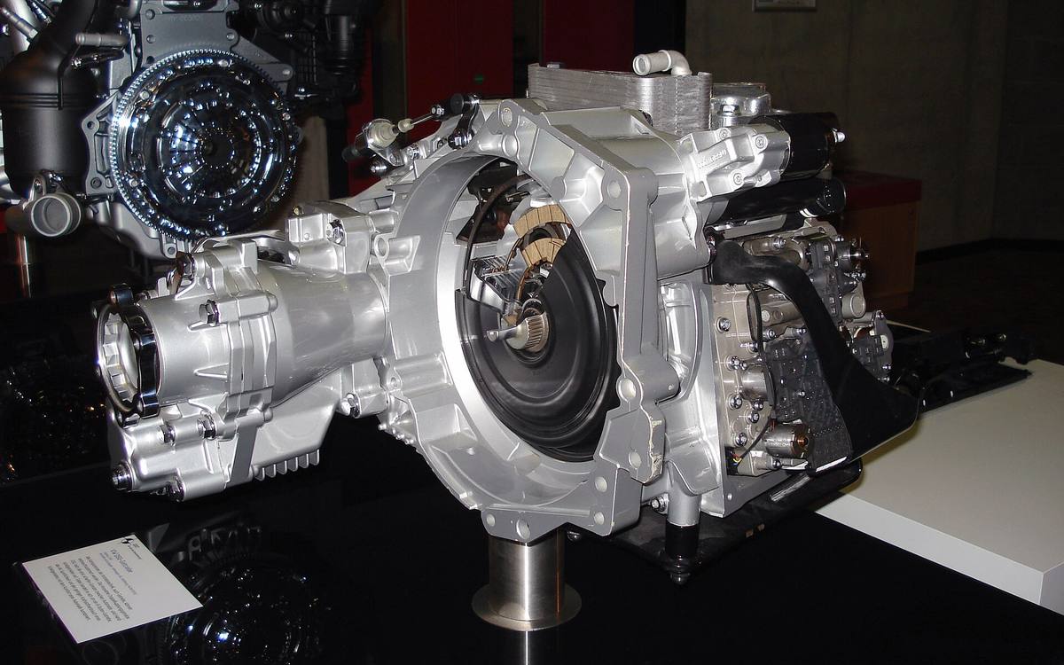 Řez dvouspojkovou převodovkou Volkswagen DSG na výstavním stojanu