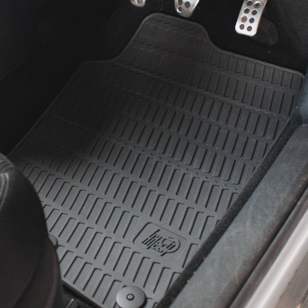 Černá pryžová rohož do automobilu