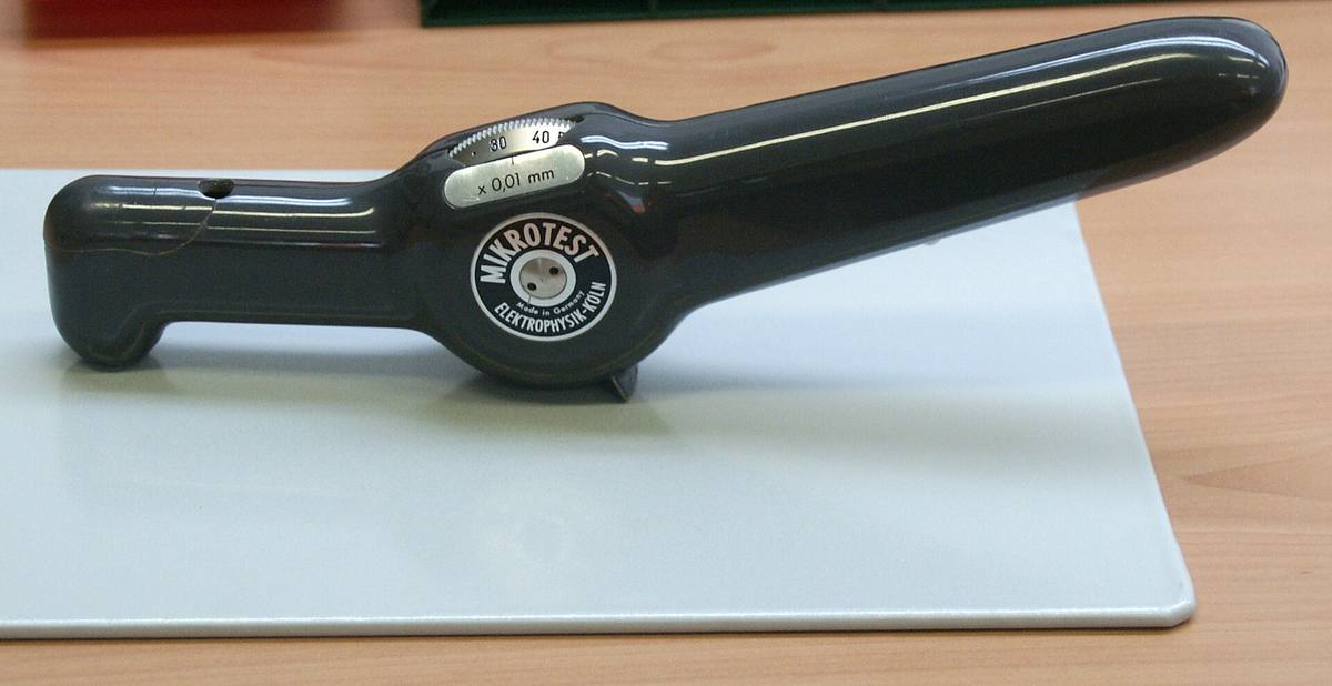 Mechanický magnetický tloušťkoměr Mikrotest se stupnicí v mikrometrech