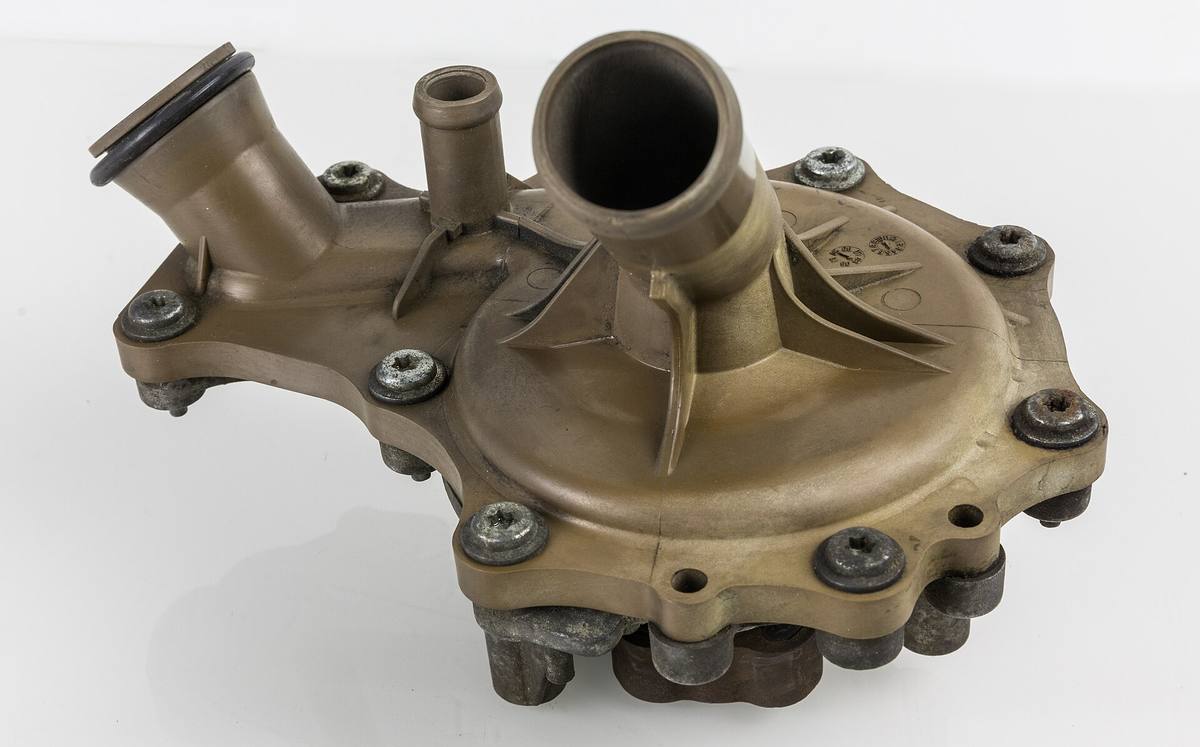Těleso automobilové vodní pumpy s hrdly pro hadice chladicí soustavy