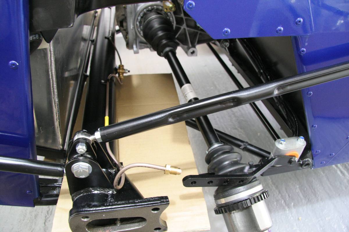 Brzdové trubky vedené pod podvozkem sportovního vozu