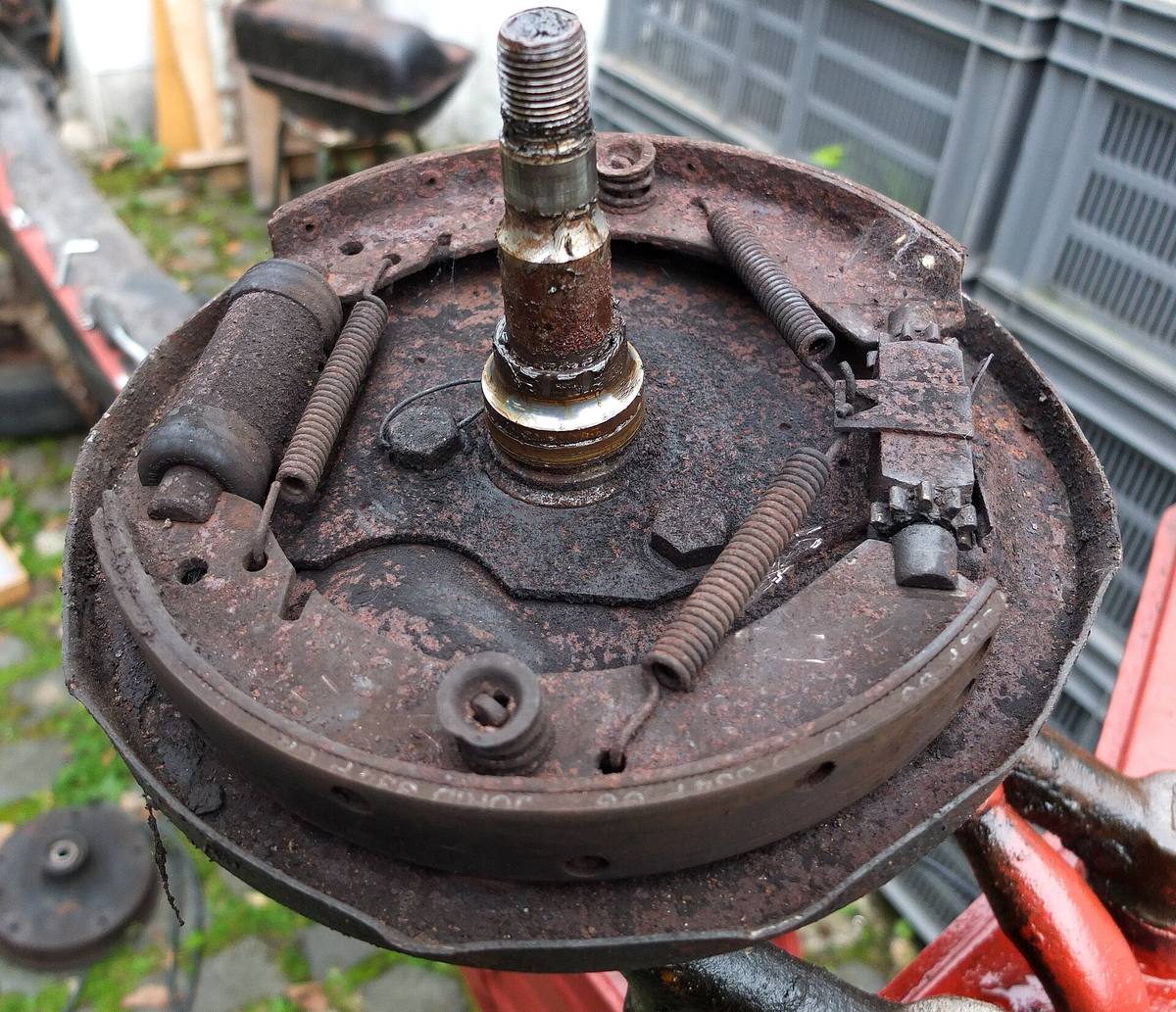 Odkrytá bubnová brzda Volkswagenu Brouk s čelistmi, pružinami a válečkem
