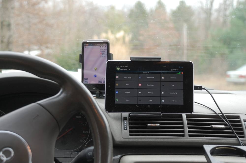 Telefon s navigací umístěný v automobilu