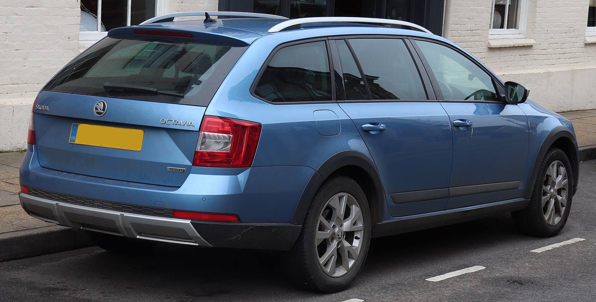 Modrá Škoda Octavia Scout třetí generace při pohledu zezadu