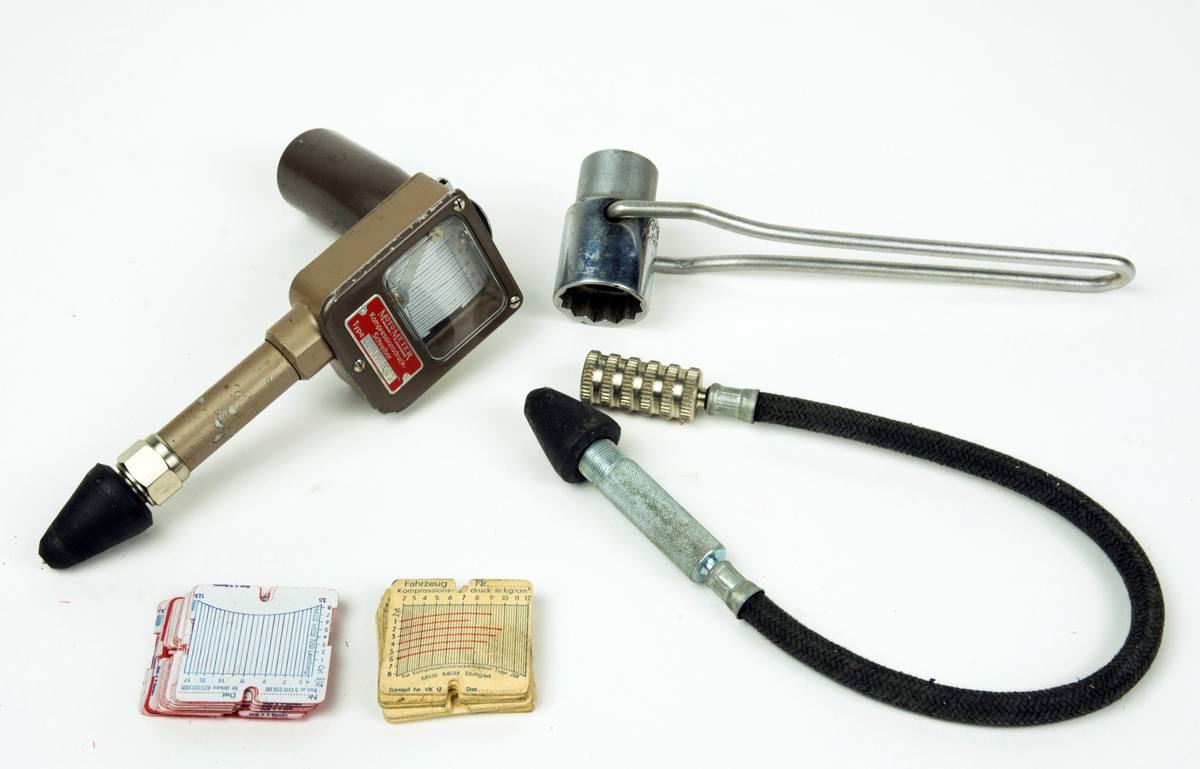 Starší kompresiometr Motometer s hadicí, adaptéry a záznamovými kartičkami