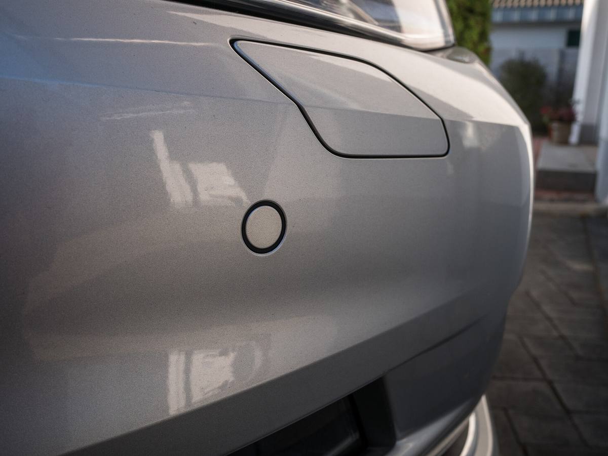 Kulatý parkovací senzor v předním nárazníku Volkswagenu Golf VII
