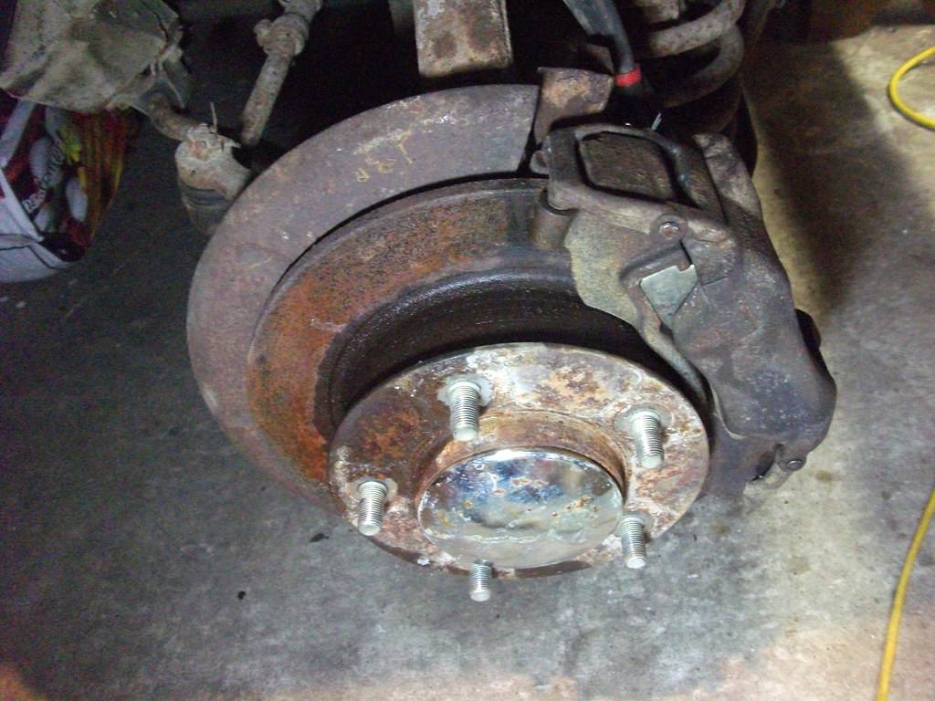 Kotoučová brzda automobilu s kotoučem a brzdovým třmenem